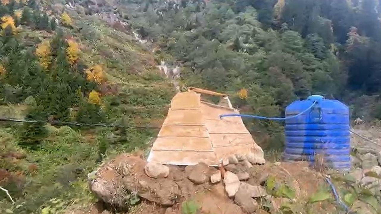 Ayder Yaylası’nda mezar görünümlü su deposu görenleri şaşırtıyor