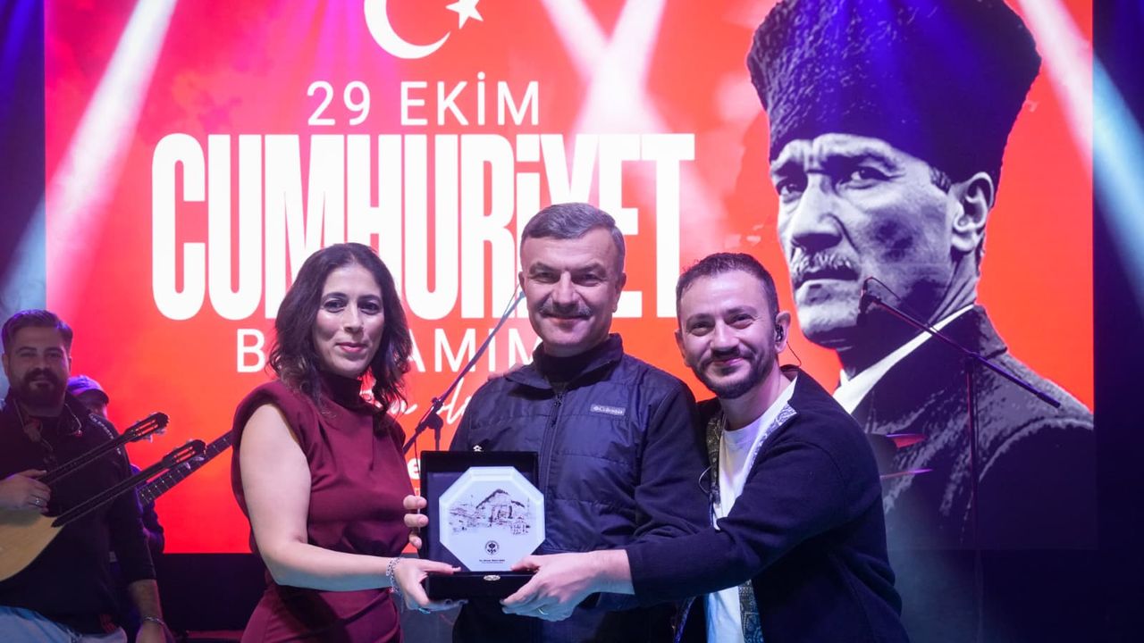 Meydan 'Kırmızı Beyaz'a büründü