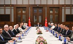 Cumhurbaşkanı Yardımcısı Yılmaz: "Doğurganlık oranlarındaki düşüş ve toplumsal değerleri aşındıran eğilimler gibi sağlıklı nesillerin geleceğini tehdit eden gelişmelere karşı kararlılıkla mücadelemizi sürdüreceğiz"