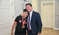 Türkiye Şampiyonu Berat Efe, Başkan Kaya’yı ziyaret etti.