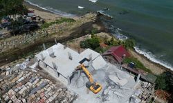 Arsin’de tartışma konusu olan kaçak yapı ile ilgili yıkım kararı gerçekleştirildi