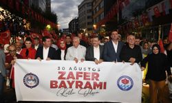Trabzon'da muhteşem Zafer Gecesi yürüyüşü