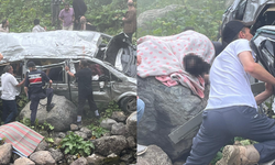 Demirkapı Yaylası’nda Arap turistleri taşıyan minibüs dere yatağına yuvarlandı: 2 ölü, 4 yaralı