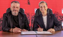 Kadın Futbol Takımının yeni Teknik Direktörü Hatice Bahar Özgüvenç için imza töreni düzenlendi