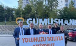 "Terörsüz Türkiye" için Mardin otobüsünü durdurup, yolculara tatlı ikram ettiler