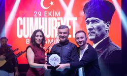 Meydan 'Kırmızı Beyaz'a büründü