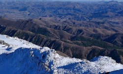 Kırklar Dağı’nın bir yanı kar, bir yanı sonbahar