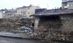 Restorasyon kapsamına alınması planlanan tarihi Galer Hamamı yıkılıyor