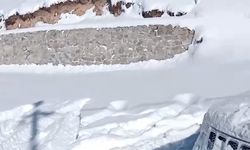 Çaykara'da 4 mahalle yolu kardan kapandı