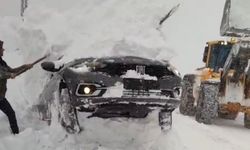 Eğribel Geçidi'nde bir araç yoldan çıkarak kara gömüldü