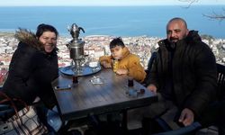 Aslen Trabzonlu olan çift gözyaşlarıyla uğurlandı