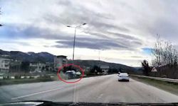 Elektrik direğine ardından Trabzon ve Samsun plakalı araçlara çarptı