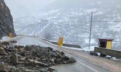 Heyelan karayolunu kapattı