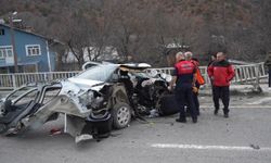 Hurdaya dönen araçtan sağ kurtuldular