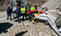 Trabzon'dan Gümüşhane istikametine giden otomobil ters döndü