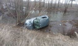 Trabzon plakalı otomobil Akşar Deresi'ne uçtu