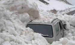 Çığ altında kalmaktan son anda kurtuldular