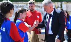 Ortahisar Belediyesi,Futsal Şampiyonu Ata Ortaokulu'na malzeme desteği sağladı