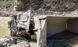 61 plakalı araç dereye yuvarlandı:Araç sürücüsü hayatını kaybetti