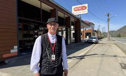 Tesise gelen tur otobüsleri ve minibüsleri adeta uçak yönlendirme görevlisi gibi karşılıyor