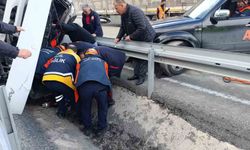 Trabzon plakalı tır virajı alamadı,bariyerlere saplandı