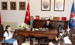 Başkan Genç,koltuğunu minik Hamza'ya devretti