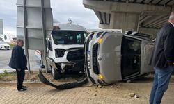 Trabzon’da dolmuş ile otomobil kafa kafaya çarpıştı