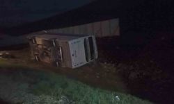 Taraftarları taşıyan midibüs devrildi