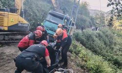 Rize’de feci kaza: Trabzonlu kamyon şoförü yaşamını yitirdi