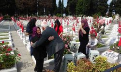 Şehit mezarlarına karanfil bıraktılar, şehit aileleriyle bayramlaştılar