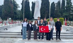 Şehit kabirlerini ziyaret edip karanfil bıraktılar