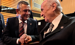 Ağır ithamların ardından gelen el ele kare