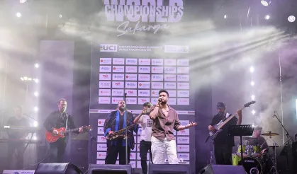 Dünya sahnesi İlyas Yalçıntaş konseri ve sahne şovlarıyla şölene dönüştü