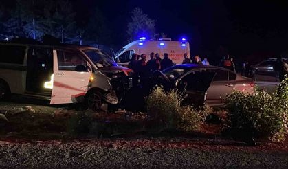 Sivas’ta ters yöne giren minibüs otomobille çarpıştı: 1 ölü, 8 yaralı