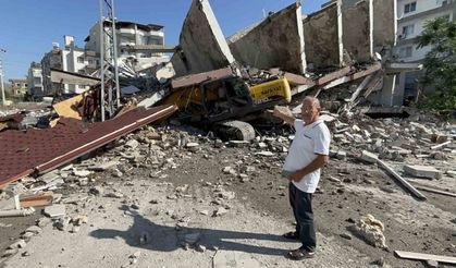Yıkım esnasında 7 katlı bina iş makinesinin üzerine devrildi: O anlar kamerada