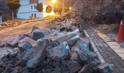 Artvin’de fırtına çatıları uçurdu