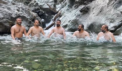 Artvin’de gençler derede horonla serinledi