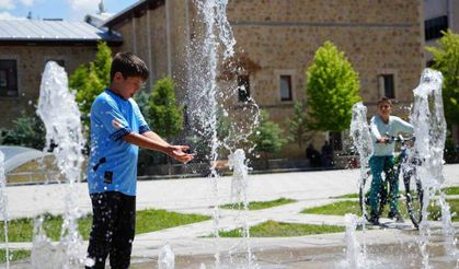 Bayburt’a yaz sonunda geldi: Kimisi fıskiyeyle ıslanarak kimisi dondurma yiyerek kimisi de çeşme başında su içerek serinlemeye çalıştı