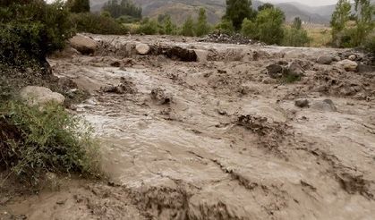 Erzincan’da sağanak yağış sele dönüştü Sakaltutan mevkiinde dereler aştı