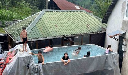 Rize’de sıcaktan bunalan çocuklar için kamyonun kasasını su ile doldurdu