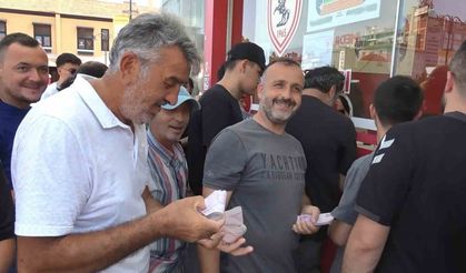 Samsunspor taraftarlarının kombine alımı, Yeşilçam film sahnelerini hatırlattı