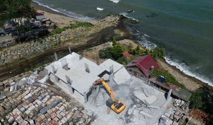 Arsin’de tartışma konusu olan kaçak yapı ile ilgili yıkım kararı gerçekleştirildi