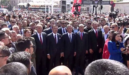 CHP Genel Başkanı Özgür Özel, Taksim Cumhuriyet anıtına çelenk bıraktı
