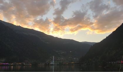 Bulut geçişleri Uzungöl'de görsel şölen oluşturdu