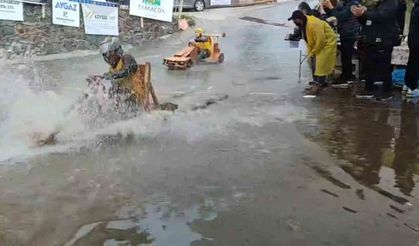 Geleneksel tahta araba yarışlarına yağmur da engel olamadı