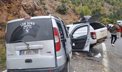 Zincirleme kazada yaralanan genç hastanede hayatını kaybetti