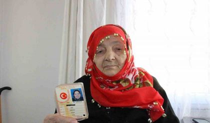 102 yaşında yeni kimliğine kavuştu