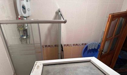 Camı kırıp eve girdi, yaşlı kadının ağzını bantlayıp altınları çaldı