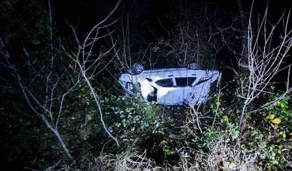 Artvin’de otomobil uçuruma yuvarlandı