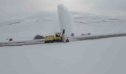 Bayburt'un köy yollarında karla mücadeleye başlandı